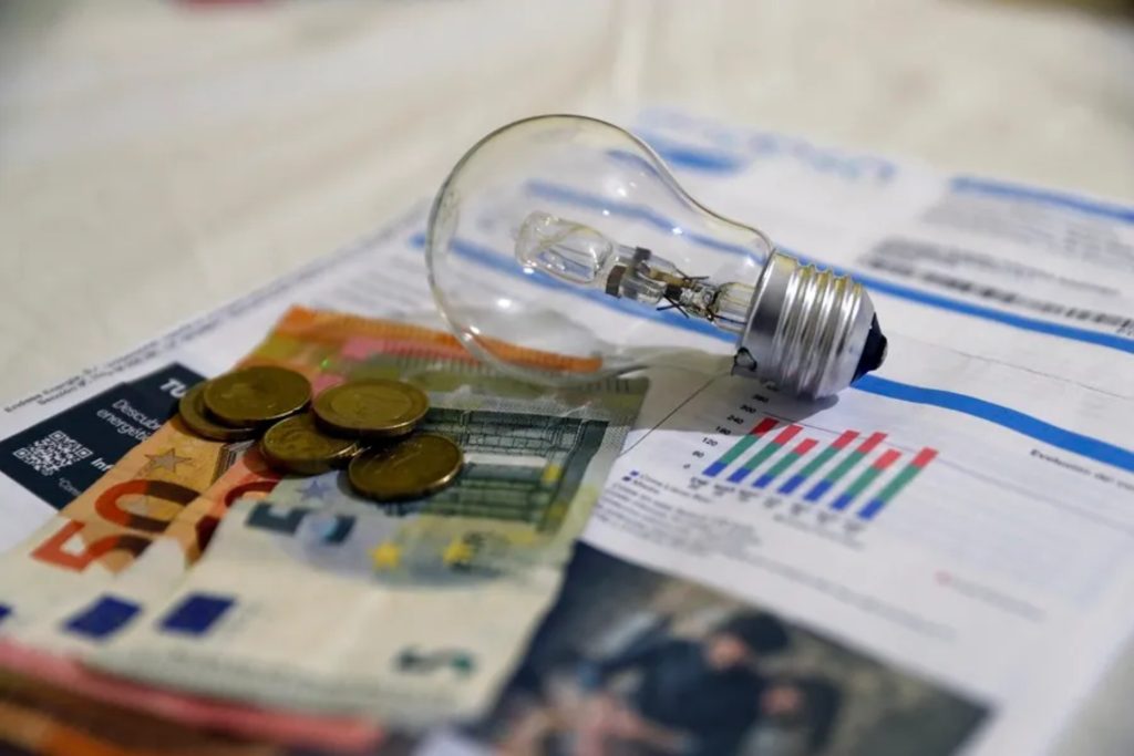 Pagas más luz de la que deberías y ni lo sabes: 7 cosas que revisar hoy