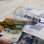 Pagas más luz de la que deberías y ni lo sabes: 7 cosas que revisar hoy