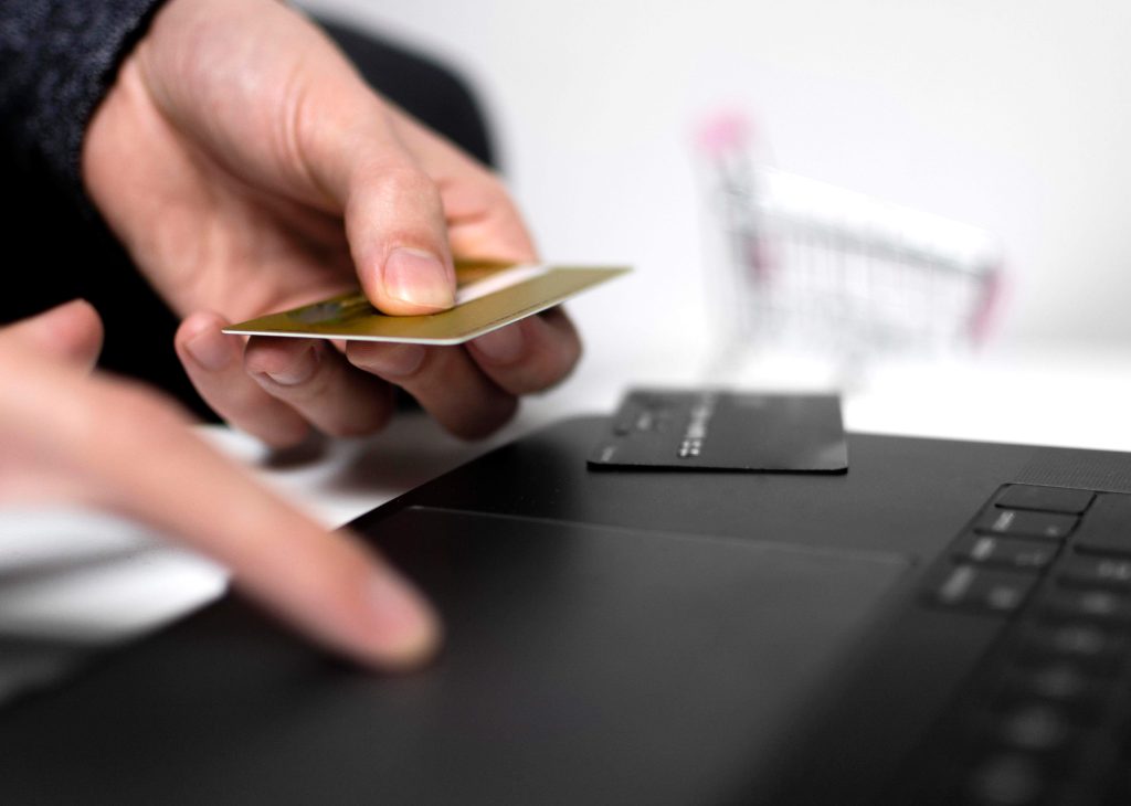 Estafas financieras con IA: así intentan colártela en 2026