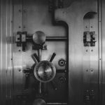 Puerta blindada de una bóveda bancaria representando la protección de los depósitos