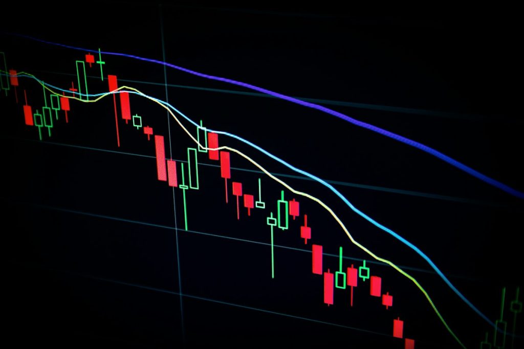 Gráficos de inversión en pantalla mostrando rendimiento de fondos y ETFs