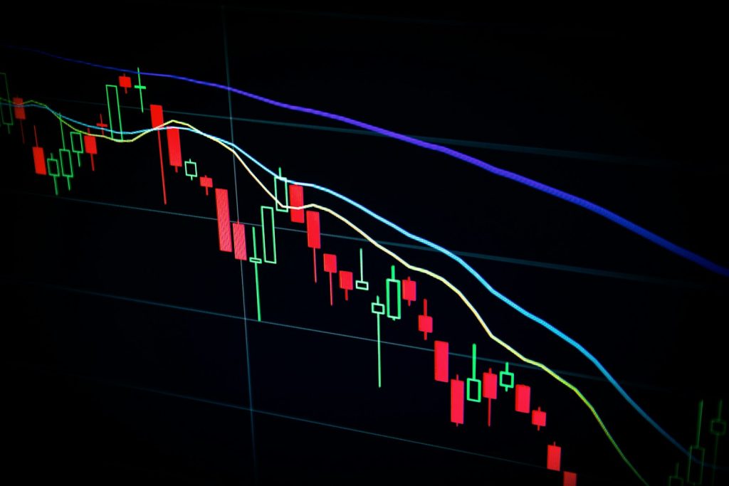 Pantalla con gráfico de velas de bolsa, errores al invertir