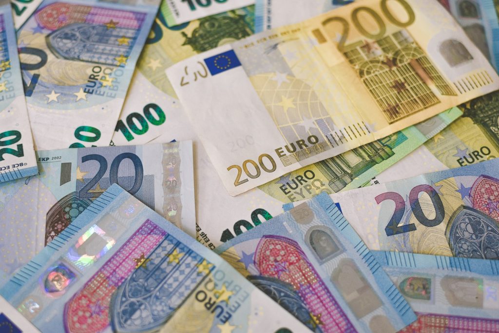 Billetes de euros de distintas denominaciones representando el salario mínimo interprofesional en 2026