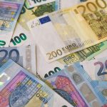 Billetes de euros de distintas denominaciones representando el salario mínimo interprofesional en 2026