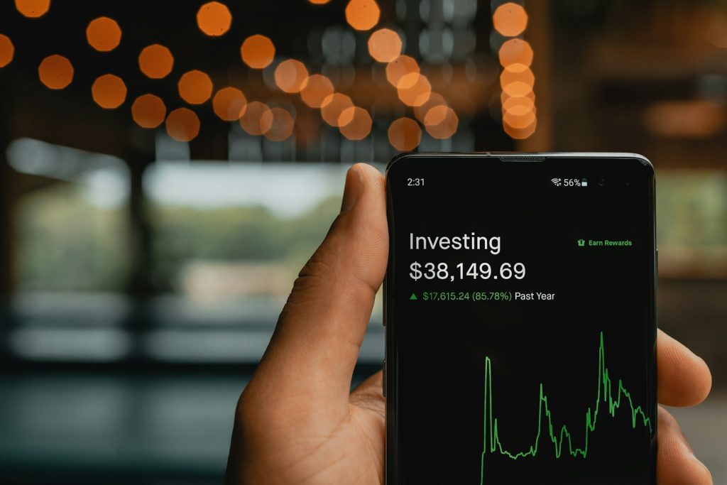 Persona consultando en el móvil un gráfico de inversión, representando el funcionamiento de un roboadvisor