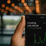 Persona consultando en el móvil un gráfico de inversión, representando el funcionamiento de un roboadvisor