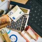 Calculadora sobre billetes de euro, simbolizando el cálculo del Ingreso Mínimo Vital 2026