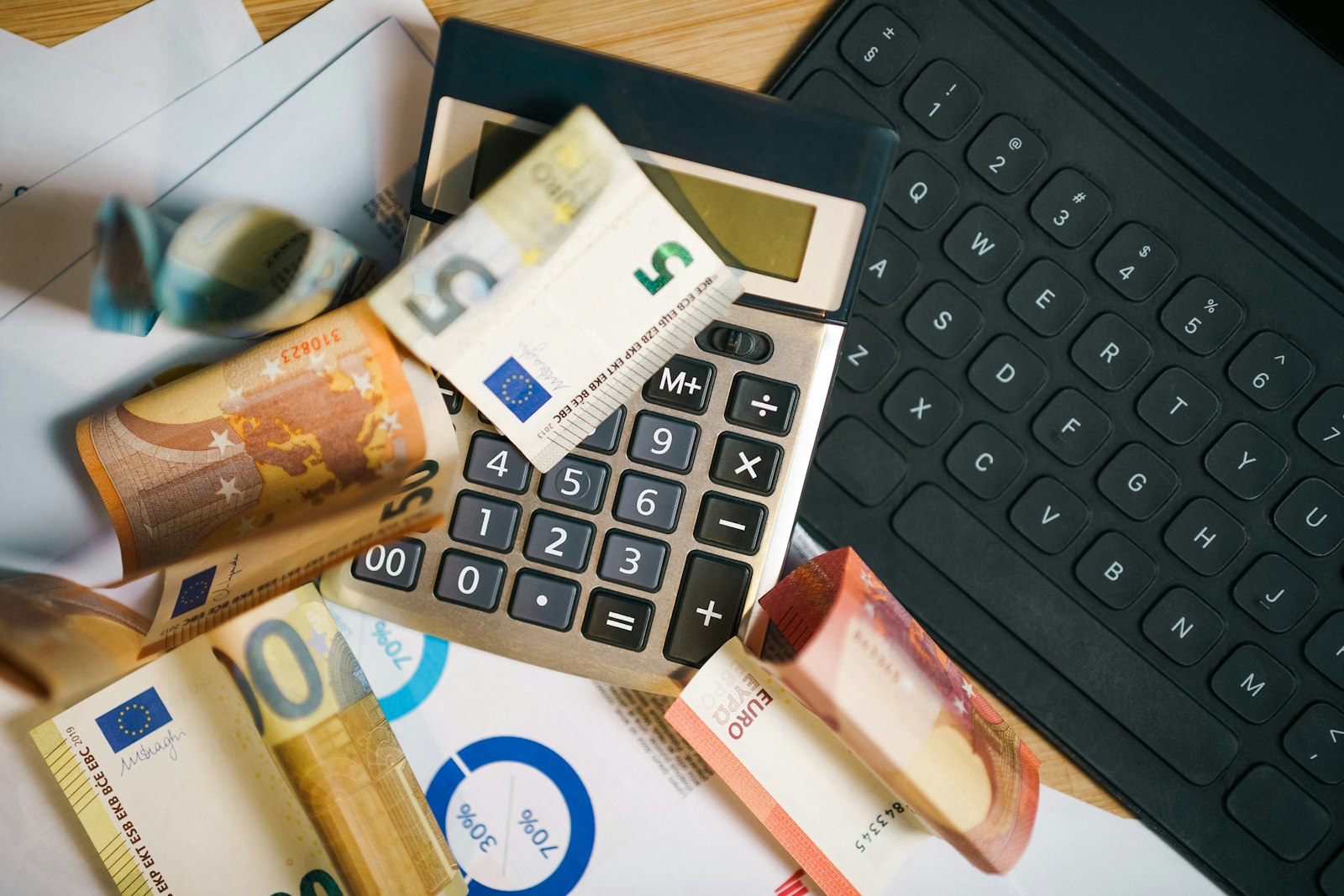 Calculadora sobre billetes de euro, simbolizando el cálculo del Ingreso Mínimo Vital 2026