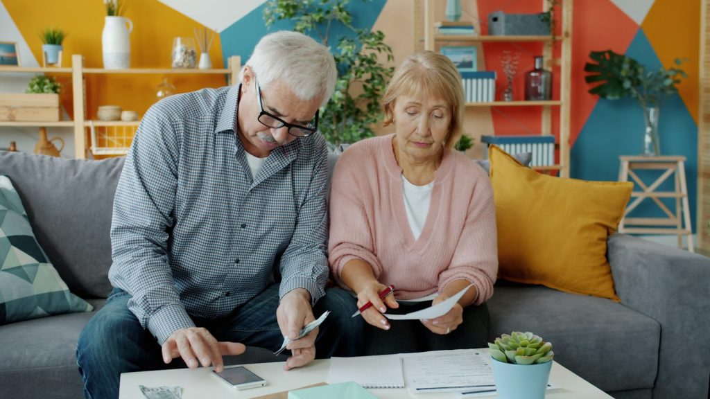 Pareja mayor revisando documentos de su pensión de jubilación en 2026