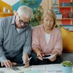 Pareja mayor revisando documentos de su pensión de jubilación en 2026