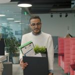 Persona llevando una caja con sus pertenencias tras quedarse sin trabajo, ilustrando cuánto se cobra de paro en 2026